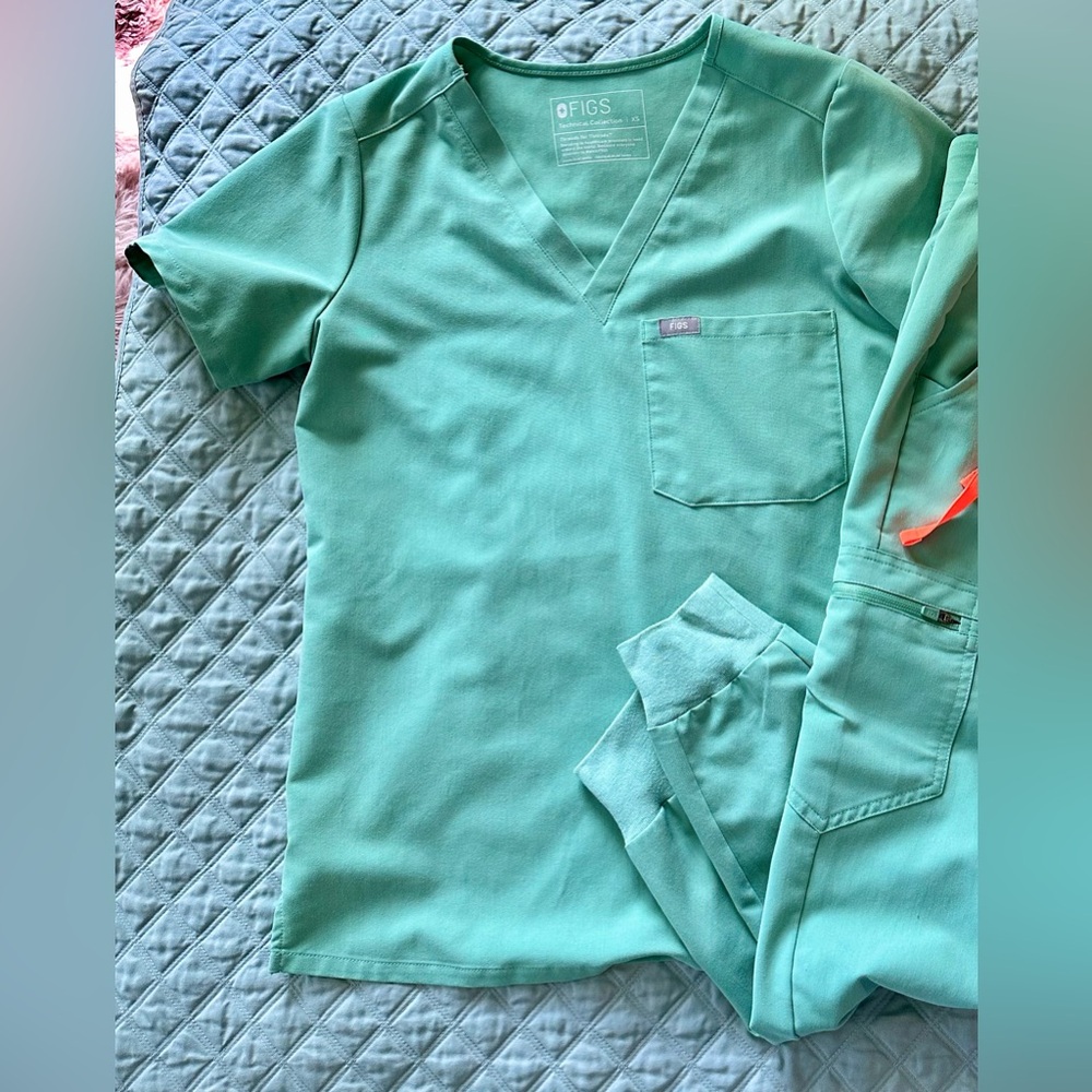 FIGS 🍀 Catarina JADE Scrub top